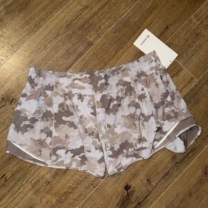 Lululemon Hotty Hot HR 2.5” Lined Shorts